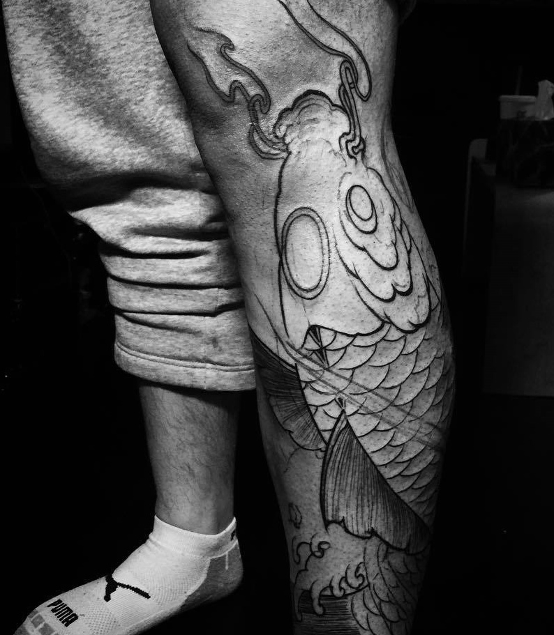 点击大图看下一张：处在小腿的黑白大鲤鱼纹身图案(1/1)