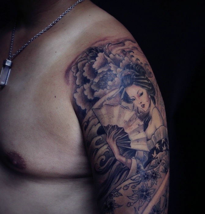 点击大图看下一张：大臂一枚黑白花妓纹身图案(2/3)