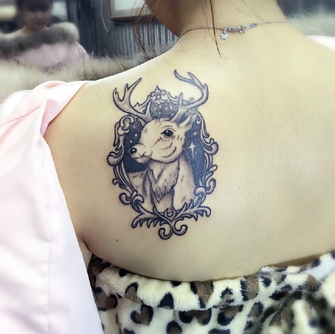 点击大图看下一张：性感美女后背的小鹿纹身图片(1/1)