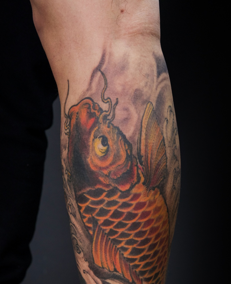 点击大图看下一张：生机勃勃的手臂红鲤鱼纹身图案(1/1)
