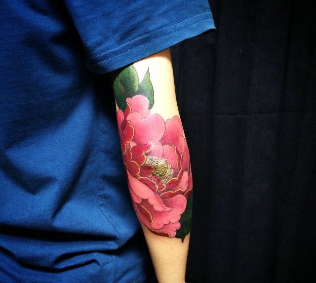 点击大图看下一张：鲜艳的花臂纹身图片相当抢眼(1/1)