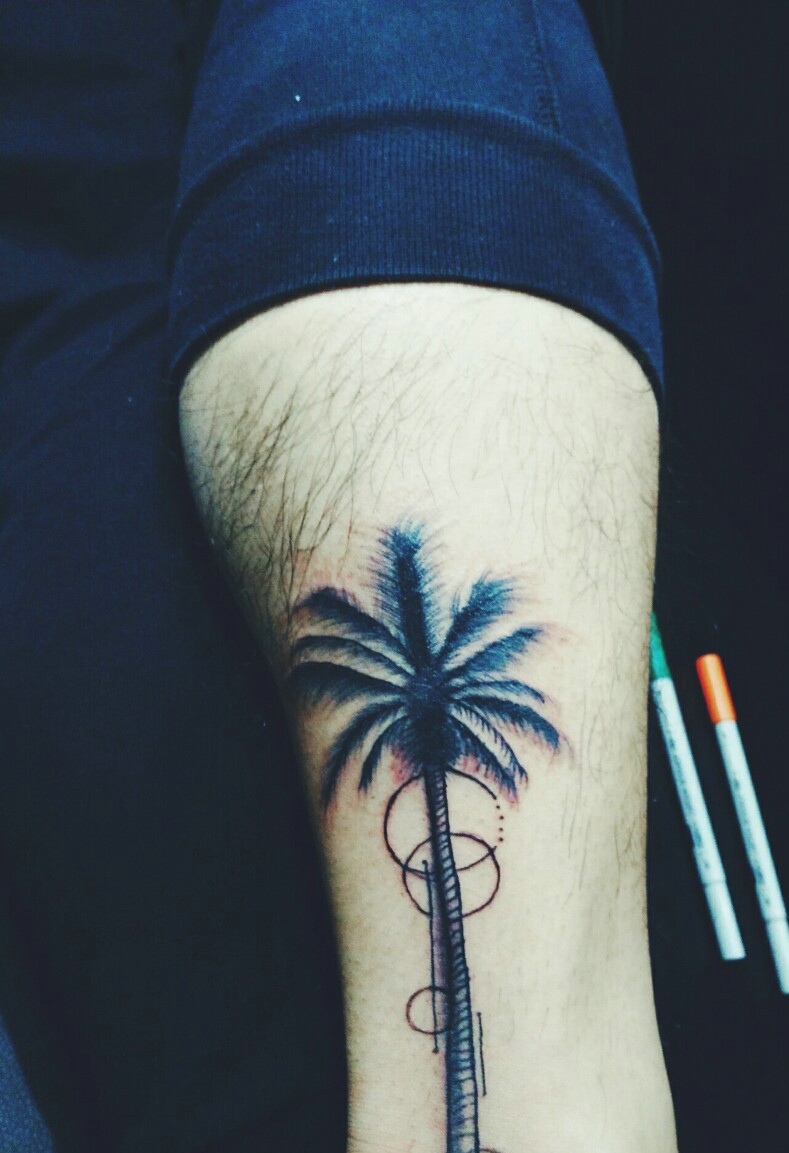 点击大图看下一张：小腿个性的椰子树纹身图片(1/1)