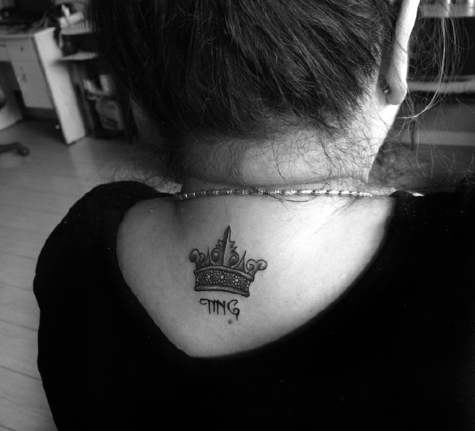 点击大图看下一张：女生脖子的小时尚皇冠纹身图案(1/2)