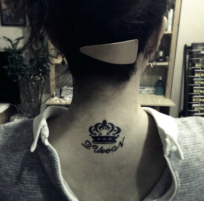 点击大图看下一张：女生脖子的小时尚皇冠纹身图案(2/2)