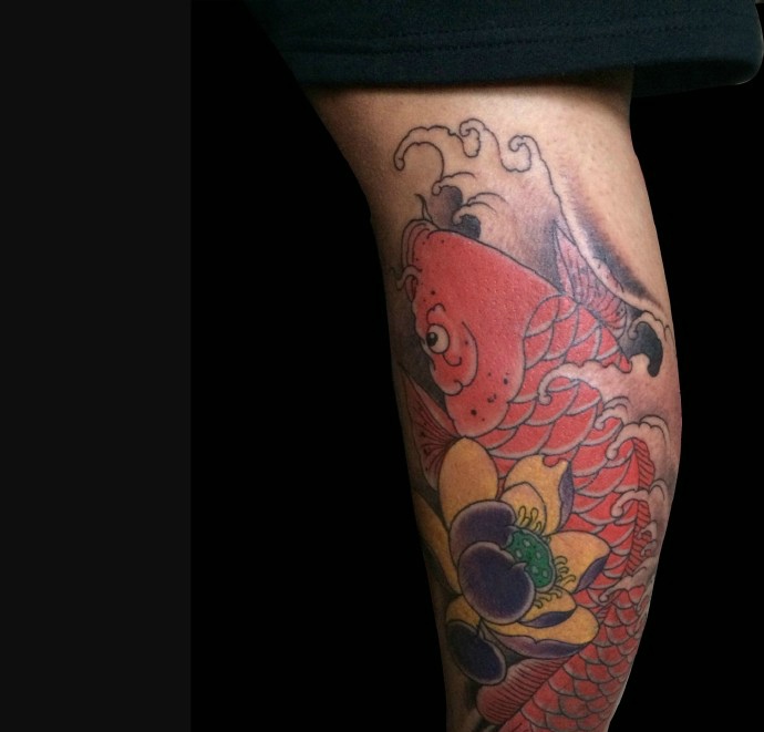 点击大图看下一张：小腿部朝气勃勃的红鲤鱼纹身图片(1/1)