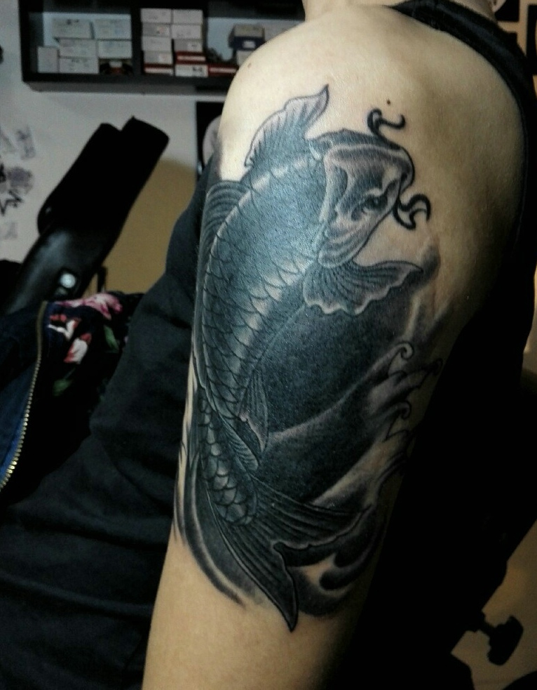 点击大图看下一张：浓浓的黑鲤鱼大臂纹身图片(1/1)
