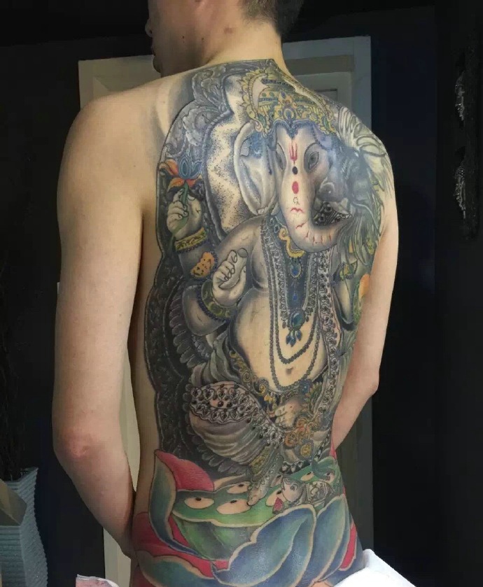 点击大图看下一张：成熟男士满背大象神纹身图案(1/3)