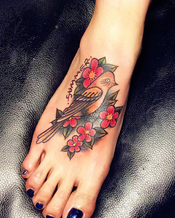 点击大图看下一张：脚背一款美丽的小燕子纹身图片(1/1)