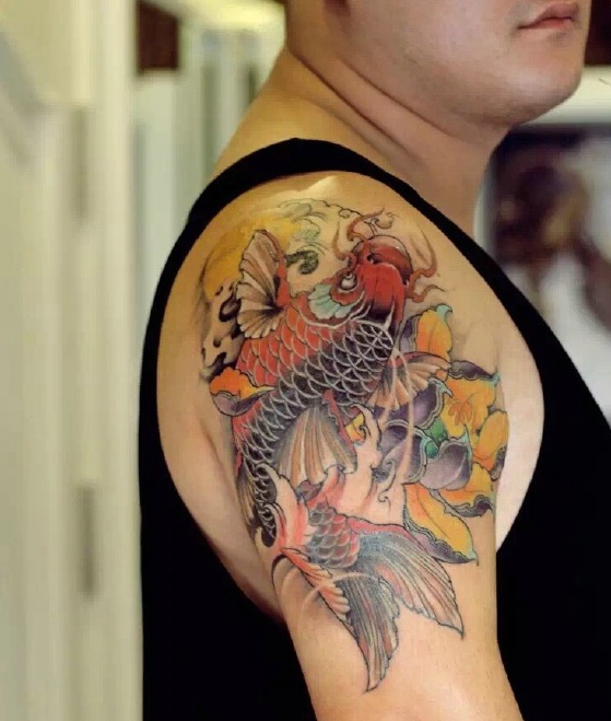 点击大图看下一张：美丽的彩色鲤鱼大臂纹身图片(1/1)