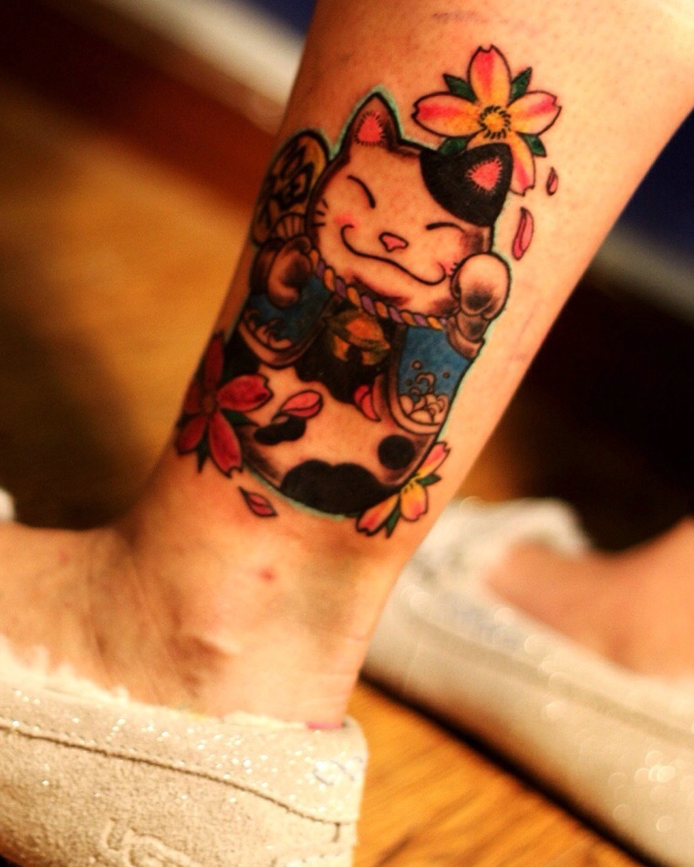 点击大图看下一张：充满喜庆的招财猫腿部纹身图片(1/1)