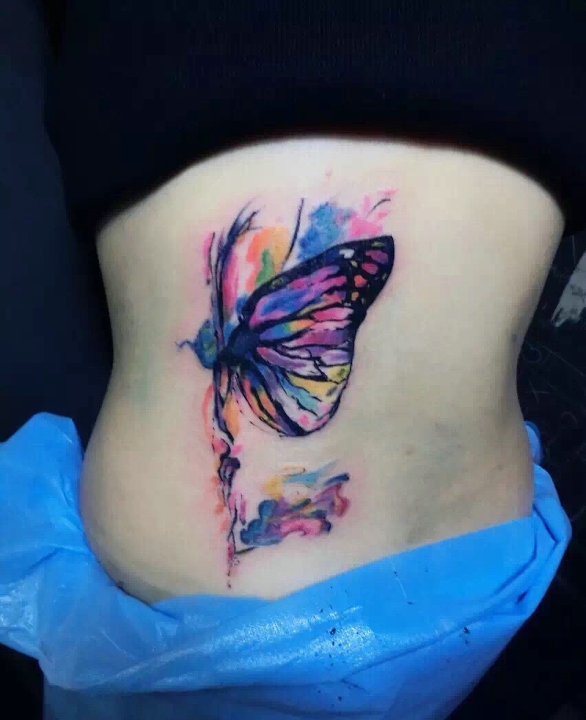 点击大图看下一张：侧腰部的水彩蝴蝶纹身图片很耀眼(2/2)