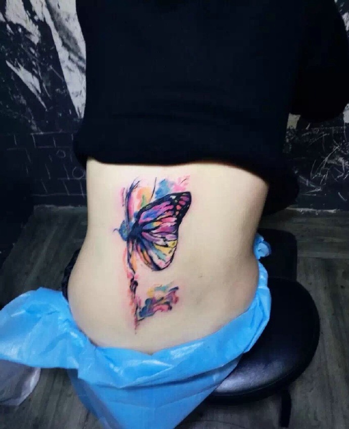 点击大图看下一张：侧腰部的水彩蝴蝶纹身图片很耀眼(1/2)