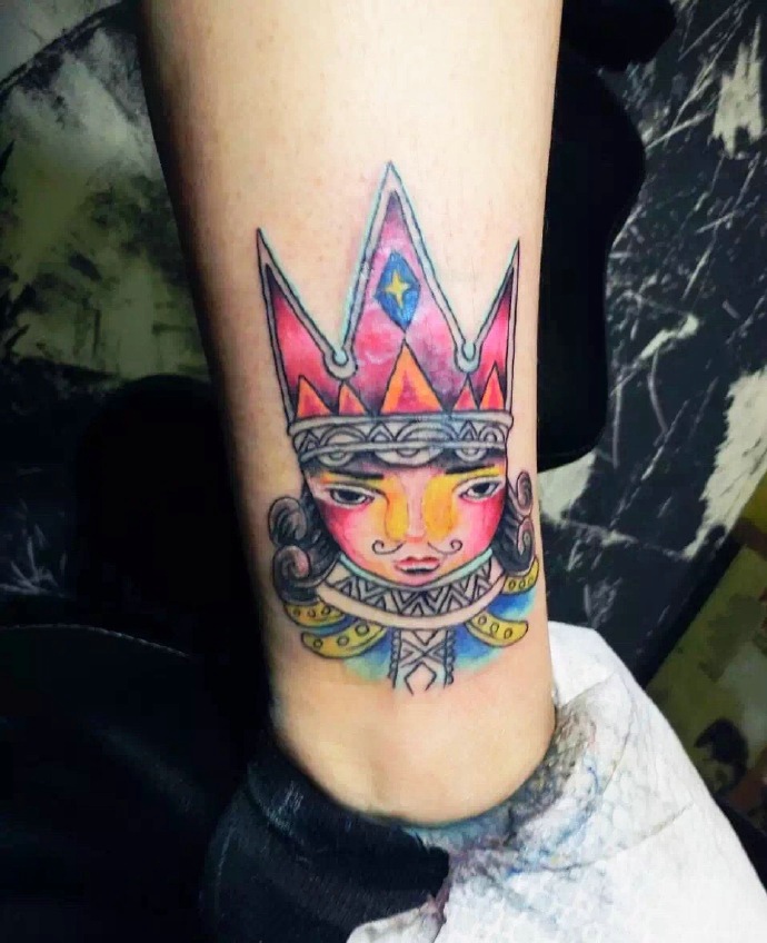 点击大图看下一张：腿部的个性彩色王子头像纹身图片(1/1)