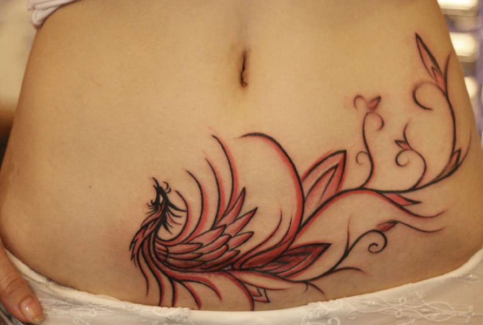 点击大图看下一张：遮盖着腹部的美丽红凤凰纹身图片(2/2)