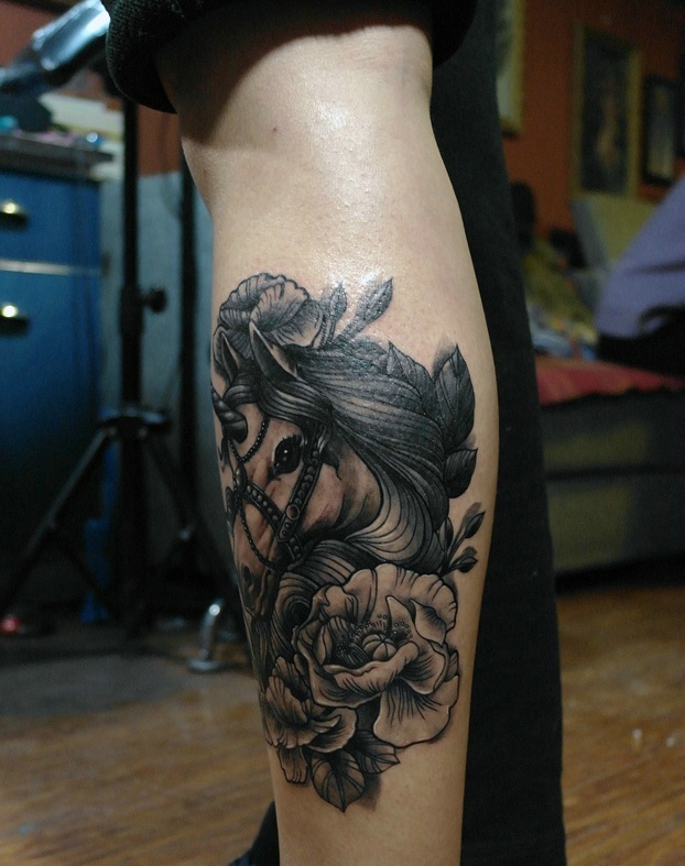 点击大图看下一张：黑白花朵与马结合的腿部纹身图片(1/3)