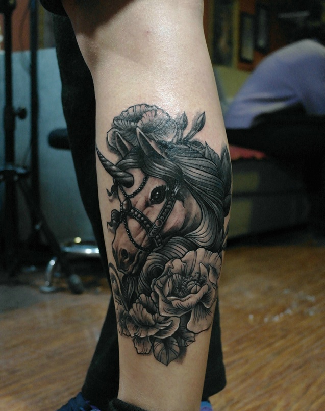 点击大图看下一张：黑白花朵与马结合的腿部纹身图片(3/3)