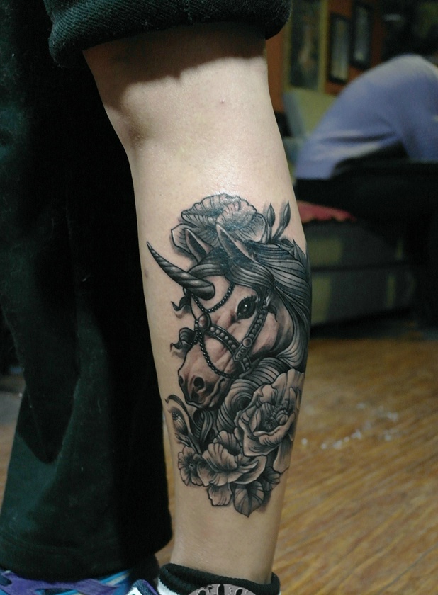 点击大图看下一张：黑白花朵与马结合的腿部纹身图片(2/3)