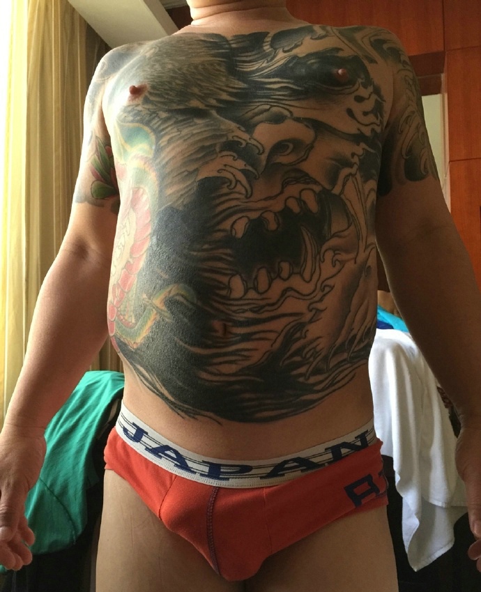 点击大图看下一张：男士胸前个性潇洒的图腾纹身图案(1/2)
