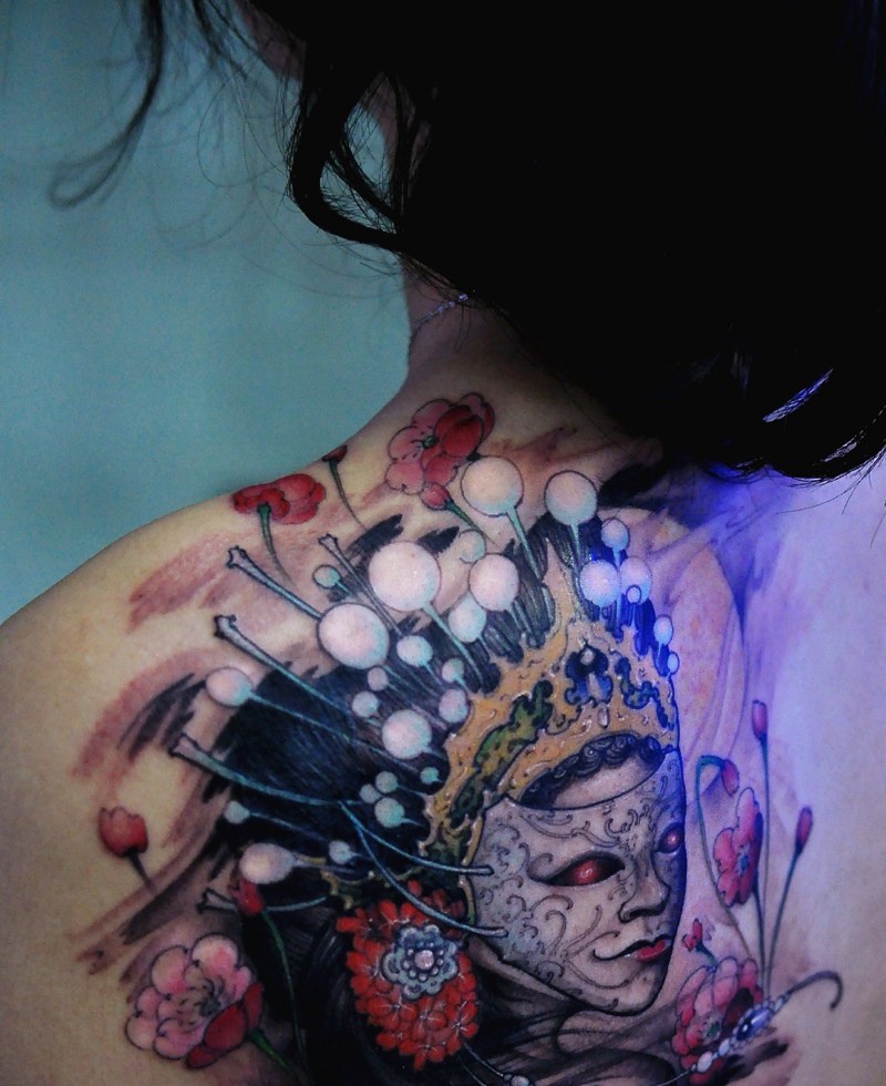点击大图看下一张：女生后背漂亮的经典花旦纹身图片(2/2)
