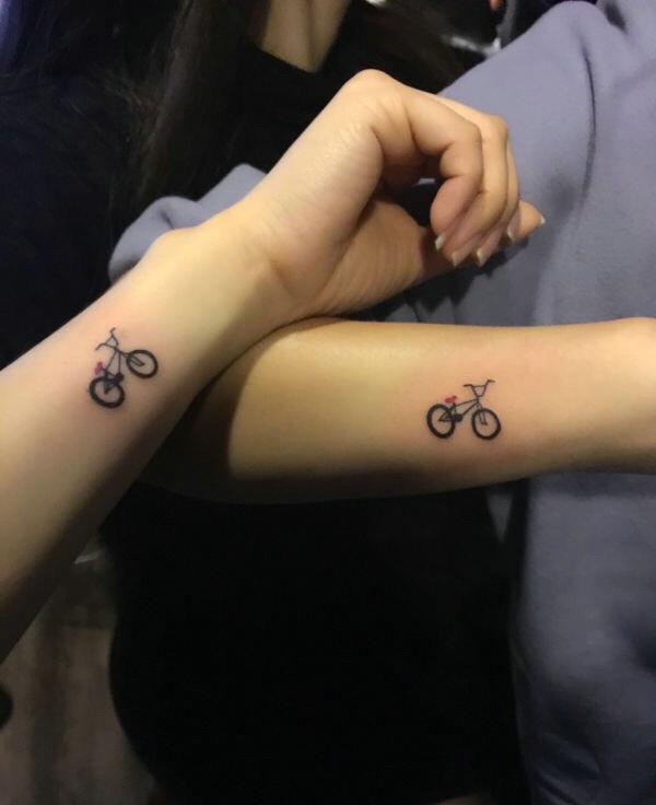 点击大图看下一张：手腕创意小自行车情侣纹身图案(1/1)