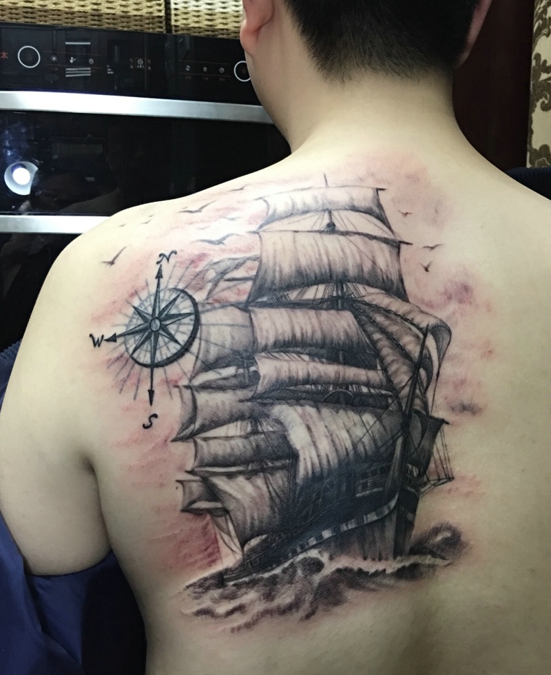 点击大图看下一张：指南针与帆船一起的后背纹身图片(1/1)