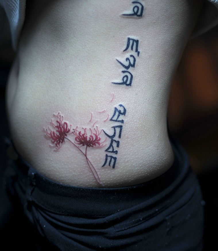 点击大图看下一张：彼岸花与梵文结合的侧腰部纹身图片(1/1)