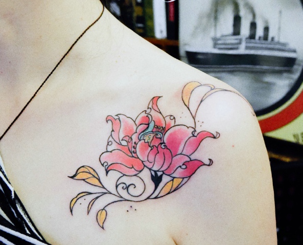 点击大图看下一张：香肩上的一朵美丽莲花纹身图片(1/1)