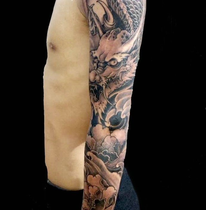 点击大图看下一张：手臂霸气的黑白邪龙纹身图案(1/1)