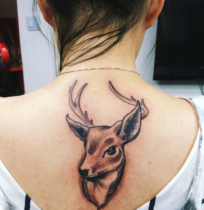 点击大图看下一张：女生后背鹿头纹身图片很个性(1/1)