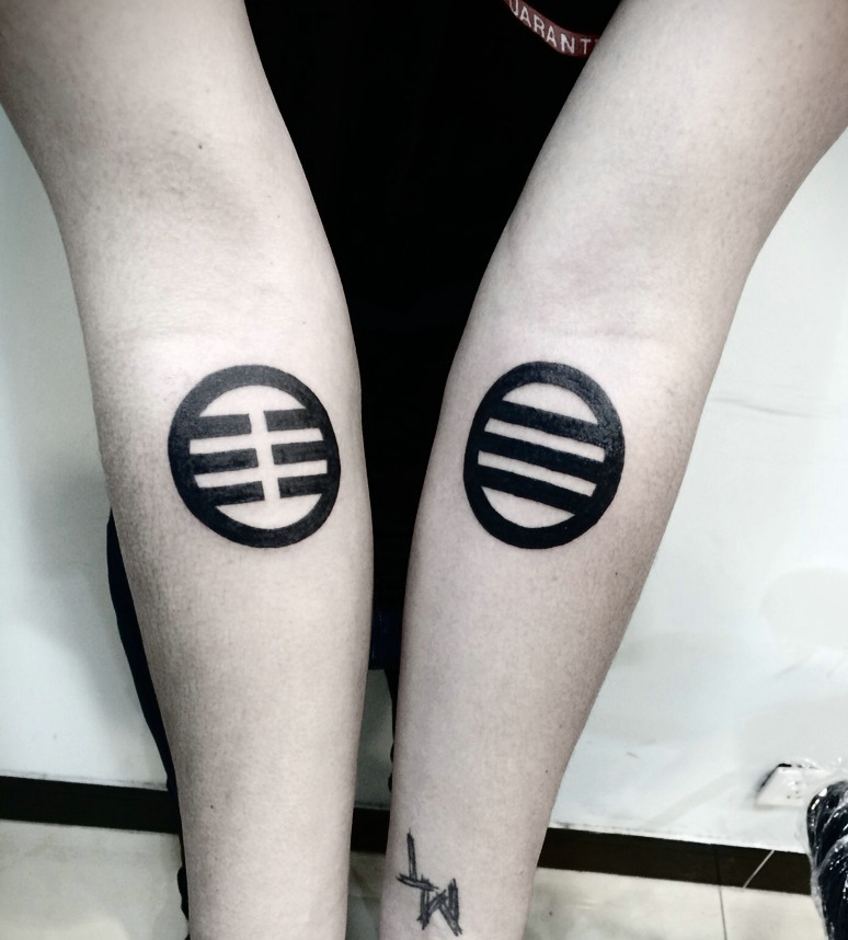 点击大图看下一张：双手臂个性小图腾纹身图片(1/1)