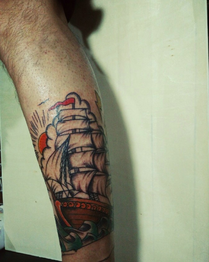 点击大图看下一张：男士腿部个性帆船纹身图片(2/2)