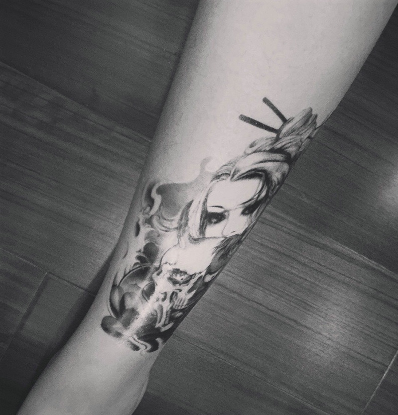 点击大图看下一张：骷髅与美女结合的腿部纹身图片(1/2)
