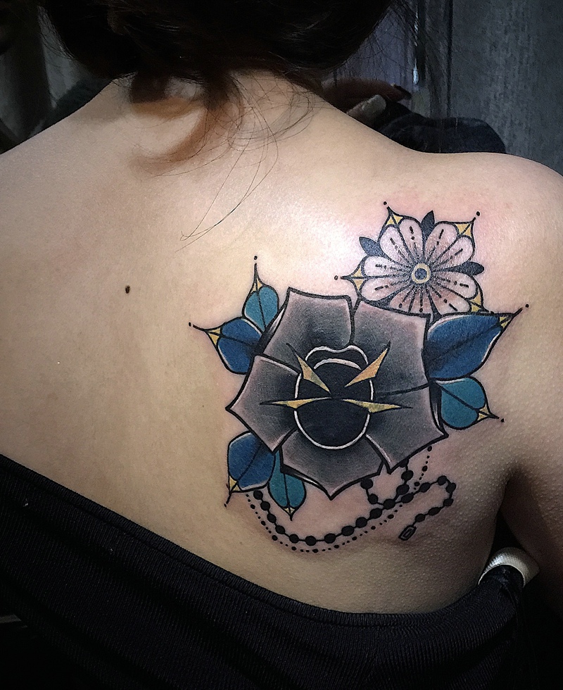 点击大图看下一张:女生后背花朵纹身图片创意时尚(1/1)