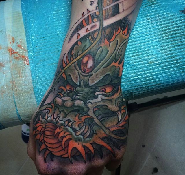 点击大图看下一张：手背超级劲爆的图腾纹身图案(1/1)