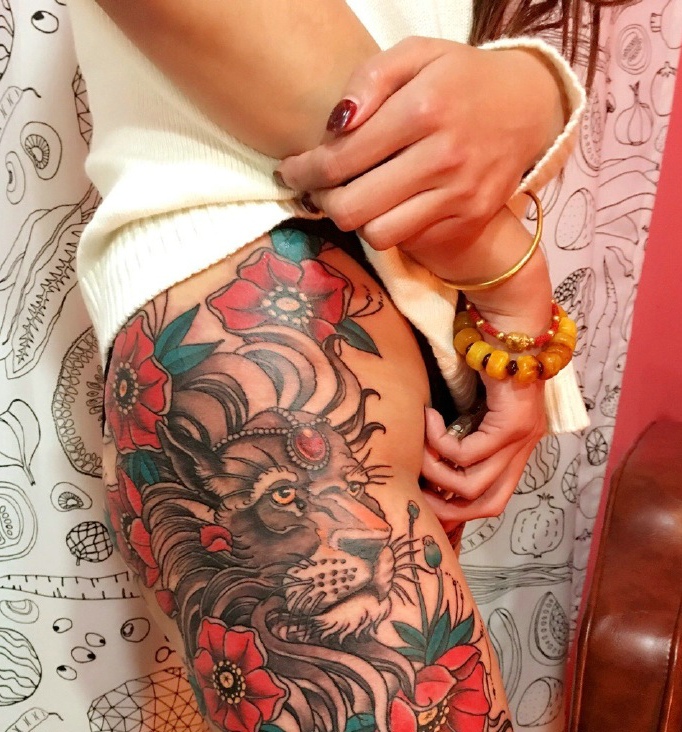 点击大图看下一张：女性花腿彩色狮子头纹身图片(1/2)