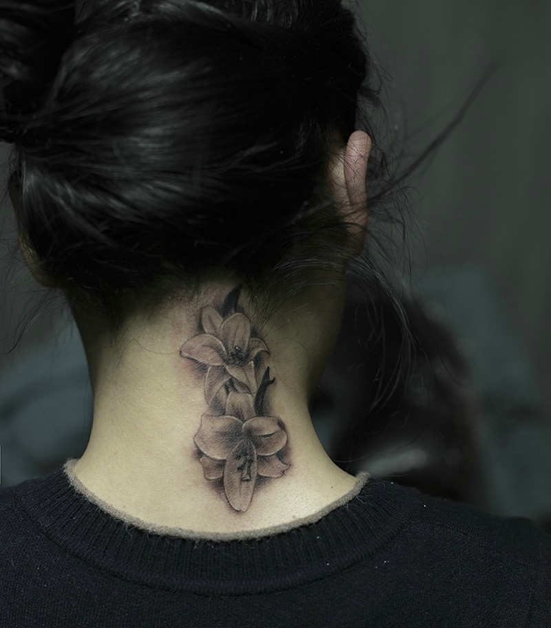 点击大图看下一张:颈部百合纹身图片浓浓的花香味(1/1)