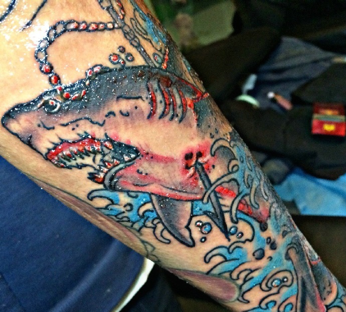 点击大图看下一张：可怕的彩色鲨鱼手臂纹身图片(1/3)