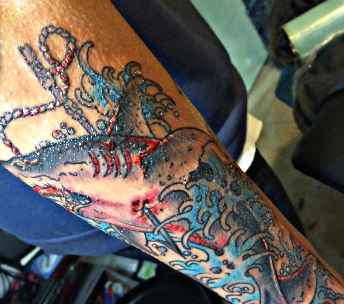 点击大图看下一张：可怕的彩色鲨鱼手臂纹身图片(2/3)