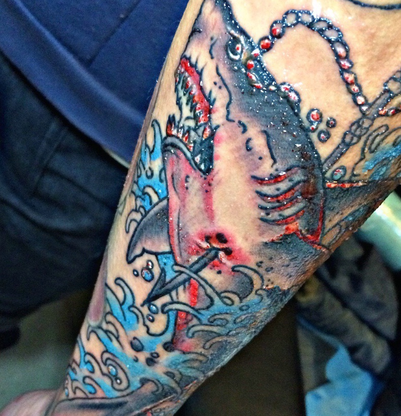 点击大图看下一张：可怕的彩色鲨鱼手臂纹身图片(3/3)