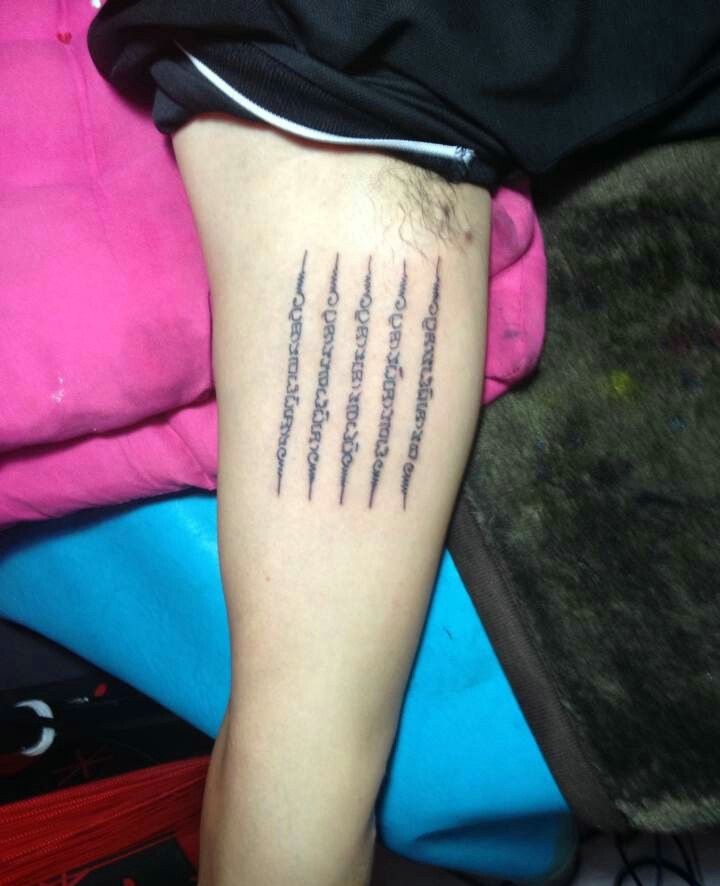 点击大图看下一张:腿部个性独特的梵文纹身图片(1/1)