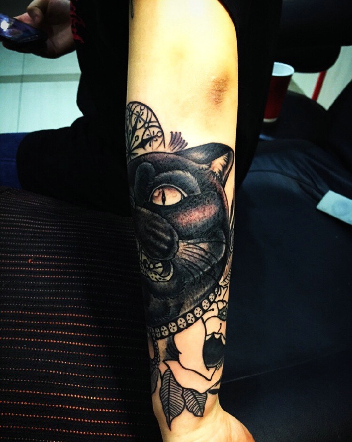 点击大图看下一张：手臂黑猫警长纹身图片很独特(1/2)