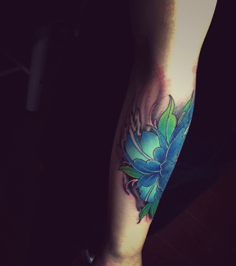 点击大图看下一张：手臂蓝色花朵纹身图片很突出(1/2)