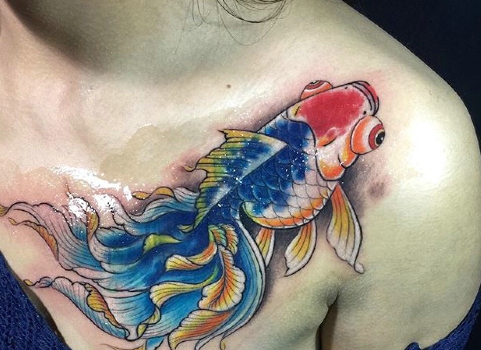 点击大图看下一张：胸前水灵灵的小金鱼纹身图案(1/1)