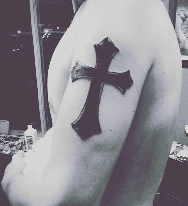 点击大图看下一张：男士大臂个性的十字架纹身图片(1/1)