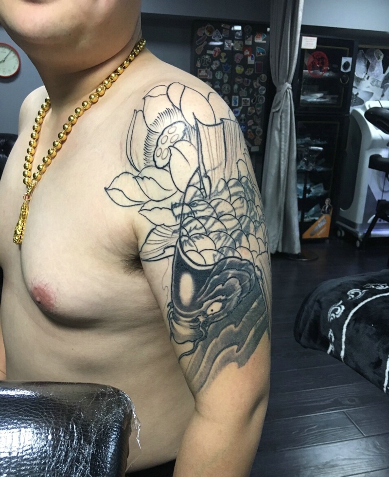 点击大图看下一张：男士大臂简陋的线条鲤鱼纹身图片(1/1)