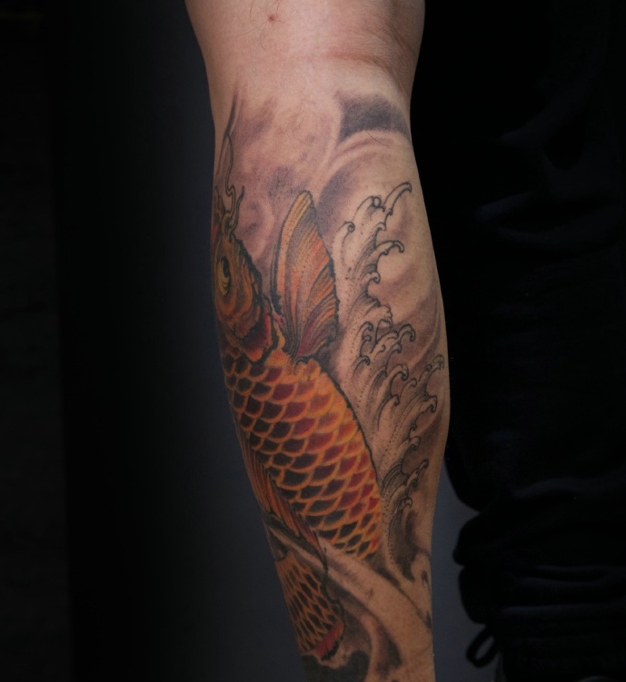 点击大图看下一张：腿部水灵灵的金鲤鱼纹身图片(1/3)
