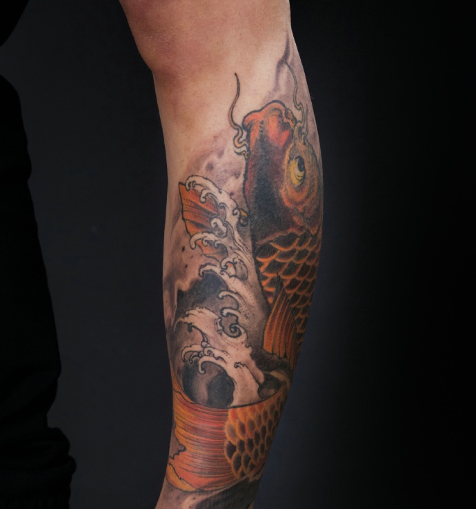 点击大图看下一张：腿部水灵灵的金鲤鱼纹身图片(2/3)