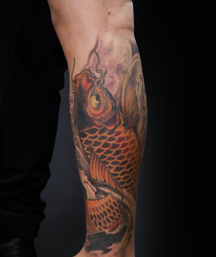 点击大图看下一张：腿部水灵灵的金鲤鱼纹身图片(3/3)