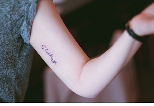 点击大图看下一张：女生个性手臂纹身图案(1/1)