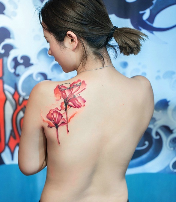 点击大图看下一张：女生后背牵牛花纹身图片很特别(1/1)